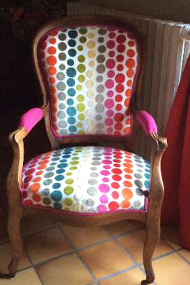 fauteuil Louis Philippe et tissu Confettis vendu par la rime des matieres bon plan