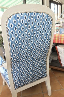 fauteuil Voltaire et tissu Beau Rivage de Nina Campbell, tissu motif pictural design vendu par la rime des matieres, bon plan tissu et frais de port offerts