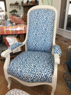 fauteuil Voltaire et tissu Beau Rivage de Nina Campbell, tissu motif pictural design vendu par la rime des matieres, bon plan tissu et frais de port offerts