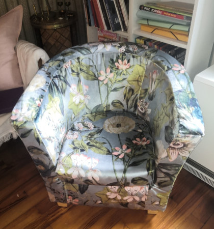Tissu Passiflora de Clarke & Clarke et fauteuil tonneau