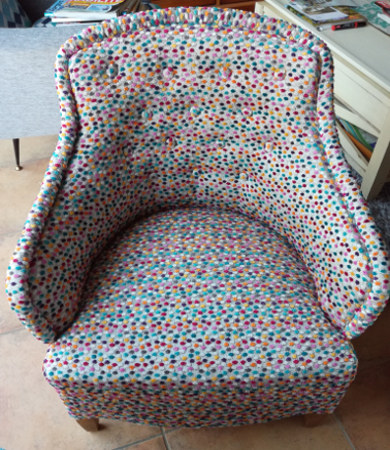 fauteuil crapaud et tissu velours  pois multicolores Janeiro de chez Casal