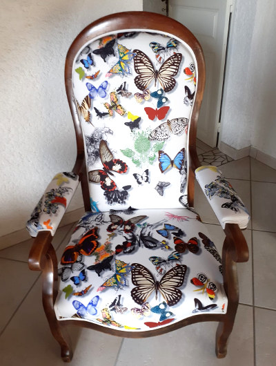 Fauteuil Voltaire et tissu Butterfly Parade, motif papillons multicolores, de Christian Lacroix