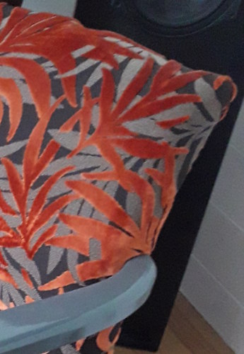 Fauteuil Art Dco avec tissu Jungle de Casal, motif feulles de palmiers en velours sur fond toile, tissu vendu par la rime des matieres, bon plan tissu et frais de port offerts
