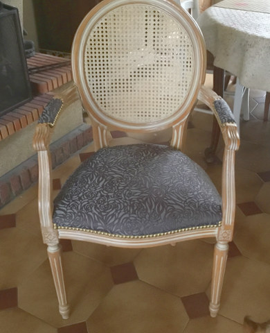 fauteuil cabriolet Louis 16 et tissu Chelsea, tissu lavable et non feu, motif stylis