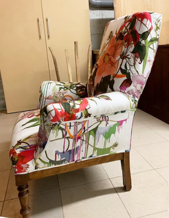 fauteuil anglais et tissu fleuri lavable Orchids Fantasia de Christian Lacroix, tissu vendu par la rime des matieres