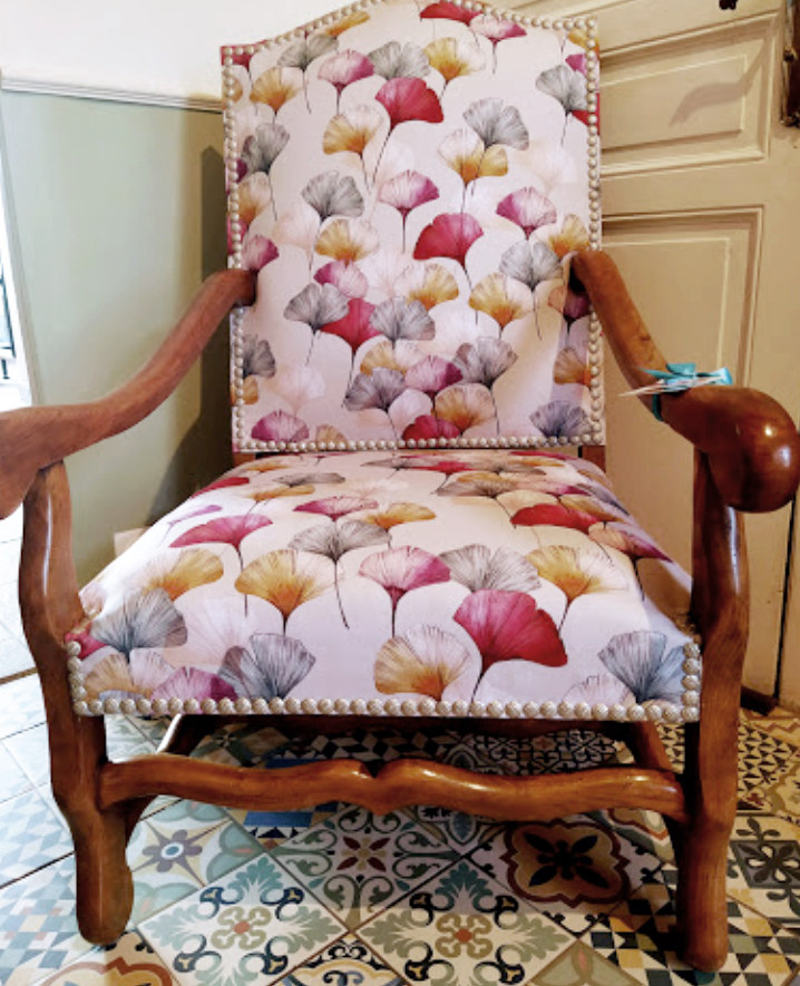 fauteuil et tissu Cline , motif feuilles gingko biloba colores, tissu vendu par la rimme des matieres, bon plan tissu et frais de port offerts