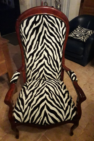 fauteuil Voltaire et tissu motif zbre BW1029 de Clarke & Clarke, tissu vendu par la rime des matieres, bon plan tissu et frais de port offerts
