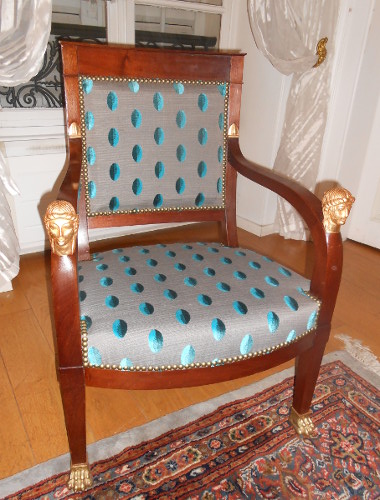 fauteuil Empire et tissu Beaubourg de chez Casal, motif gouttes velours sur fond toile, tissu vendu par la rime des matieres, bon plan tissu et frais de port offerts