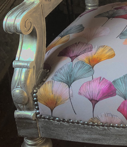 fauteuil et tissu Cline motif feuilles ginkgo biloba colores, tissu vendu par la rime des matieres, bon plan tissu et frais de port offerts