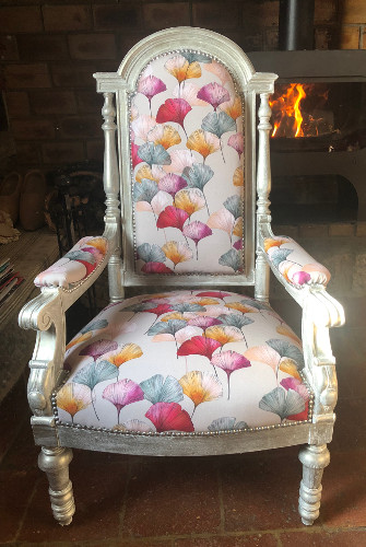 fauteuil et tissu Cline motif feuilles ginkgo biloba colores, tissu vendu par la rime des matieres, bon plan tissu et frais de port offerts