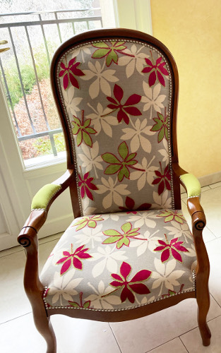 fauteuil voltaire et tissu ameublement  ponthieu design floral stylis, tissu vendu par la rime des matieres, bon plan tissu et frais de port offerts