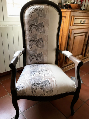 Fauteuil Voltaire et tissu DAMARA motif zbre, de chez Prestigious Textiles, tissu vendu par la rime des matieres, bon plan tissu et frais de port offerts