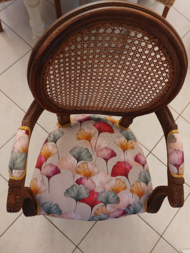 fauteuil cabriolet Louis 16 et tissu Cline motif feuilles de ginkgo biloba, tissu vendu par la rime des matieres
