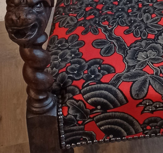 Fauteuil style Louis XIII et tissu KEW GARDENS motif vgtal stylis arbre de vie, tissu d'ameublement cologique et lavable de Thvenon, vendu par la rime des matieres, bon plan tissu et frais de port offerts 
