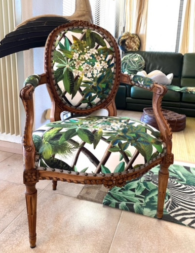 fauteuils mdaillon Louis XVI et tissu Canopy de Christian Lacroix, tissu d'ameublement vendu par la rime des matieres, bon plan tissu et frais de port offerts