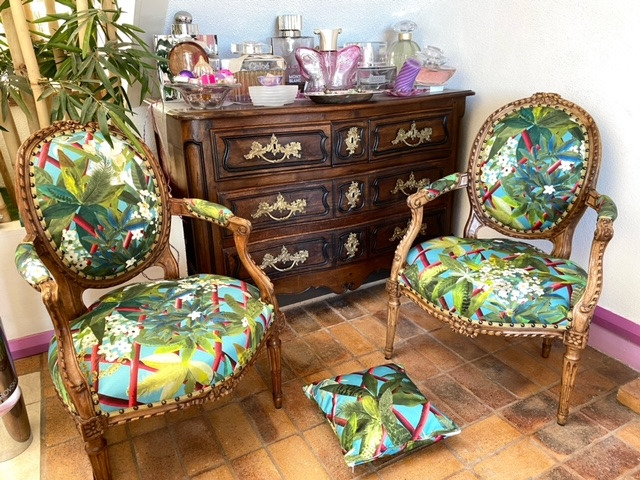 fauteuils mdaillon Louis XVI et tissu Canopy de Christian Lacroix, tissu d'ameublement vendu par la rime des matieres, bon plan tissu et frais de port offerts