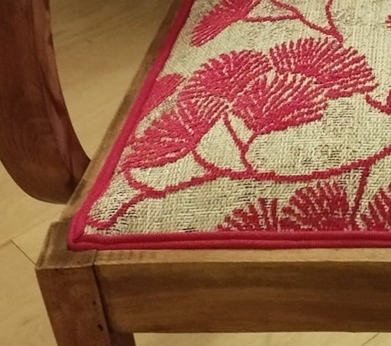 fauteuil bridge et tissu Canoas coloris vermillon, motif vgtal stylis japonisant, anti-taches, tissu vedu par la rime desmatieres, bon plan tissu d'ameublement et frais de port offerts 