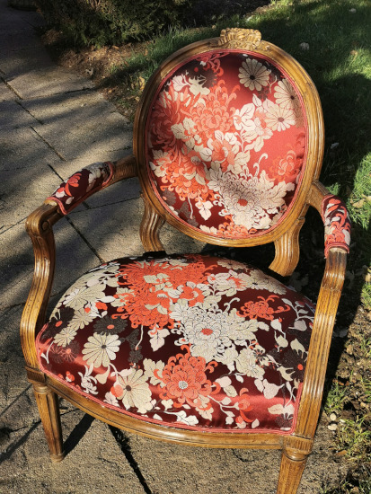 chaise Louis 16 mdaillon et tissu Kyoto de Jean Paul Gaultier, motif floral sur fond satin, tissu vendu par la rime des matieres, bon plan tissu et frais de port offerts