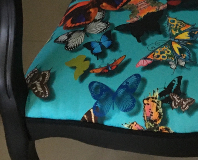 Fauteuil voltaire et tissu Butterfly Parade de Christian Lacroix, motif papillons colors, tissu vendu par la rime des matieres, bon plan tissu et frais de port offerts