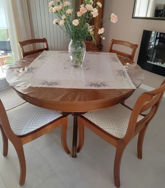 chaise de salle  manger et tissu Ariane de chez Lelivre, tissu vendu par la rime des matieres, bon plan tissu et frais de prot offerts