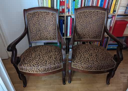 fauteuil et tissu FAUVE de Lelivre, motif peau de bte effet textur, tissu vendu par la rime des matieres, bon plan tissu et frais de port offerts