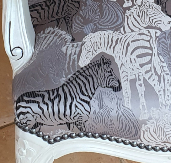 cabriolet Louis XV et tissu Damara motif zbre de Prestigious Textiles, tissu vendu par la rime des matieres, bon plan tissu ameublement et frais de port offerts