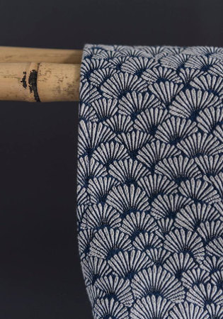  tissu Nyhphea motif éventails japonais  de Casal, pour chaise, fauteuil, canapé et coussins, vendu par la rime des matieres, bon plan tissu frais de port offerts