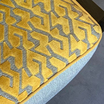 fauteuil et tissu Saké motif géométrique stylisé velours sur fond tissé, de Casal, pour chaise, fauteuil, canapé et rideaux, vendu par la rime des matieres, bon plan tissu et frais de port offerts