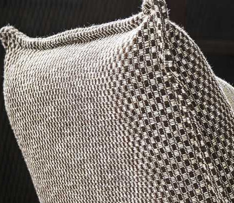 Tareg tissu d'ameublement écologique petit motif graphique, de Casal, pour chaise, fauteuil, canapé et rideaux, vendu par la rime des matieres, bon plan tissu et frais de port offerts