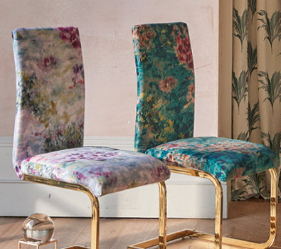 tissu ameublement velours Fiore design aquarelle, de Clarke & Clarke, pour chaise, fauteuil, canap, rideaux et coussins, vendu par la rime des matieres, bon plan tissu