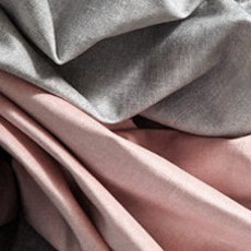 tissu ameublement Martello velours uni lavable effet soie, de Clarke & Clarke, pour chaise, fauteuil, canap, rideaux et coussins, vendu par la rime des matieres, bon plan tissu