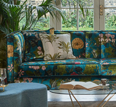 tissu ameublement Passiflora design floral exotique, de Clarke & Clarke, pour chaise, fauteuil, canap, rideaux et coussins, vendu par la rime des matieres, bon plan tissu