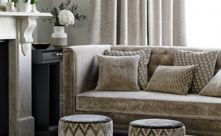 Stucco tissu velours marbr chatoyant de Clarke & Ckarke pour chaise fauteuil canap et rideau par la rime des matieres bon plan tissu