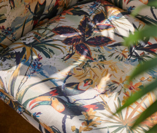 Toucan tissu ameublement imprim toucan et jungle tropicale, de Clarke & Clarke, pour chaise, fauteuil, canap, coussins et rideaux, vendu par la rime des matieres, bon plan tissu et frais de port offerts