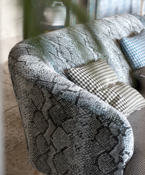 oriago tissu ameublement velours peau de serpent pour fauteuil et rideaux designers guild vendu par la rime des matieres offre bon plan tissu