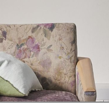 fauteuil  tissu lin  imprim floral de Designers Guild vendu par la rime des matieres