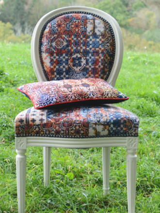 chaise louis XVI tissu azulejos de jp gaultier pour la rime des matieres