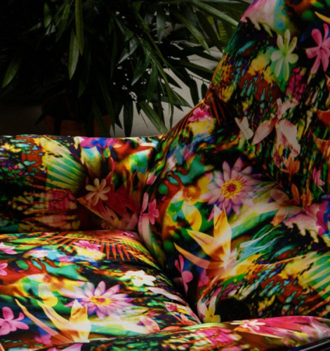 Tahitienne tissu d'ameublement lavable et écoresponsable de Jean-Paul Gaultier, motif floral et portrait coloré luxuriant, tissu vendu par la rime des matieres, frais de port offert