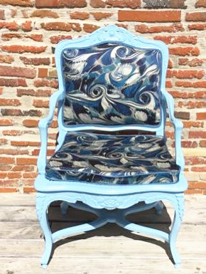 fauteuil tissu imprimé vogue de jp Gaultier pour Lelièvre vendu par la rime des matieres