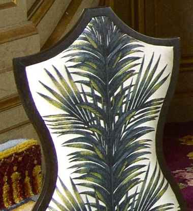 goya  tissu ameublement  imprimé palmes fauteuil et rideaux et canapé christian lacroix vendu par la rime des matieres