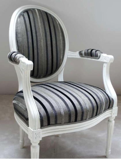 fauteuil louis XVI tissu riad de lelièvre vendu par la rime des matieres