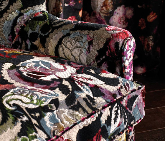 tissu Cosimo imprim floral de Osborne & Little pour fauteuil, canap, rideaux et coussins, vendu par la rime des matieres bon plan tissu