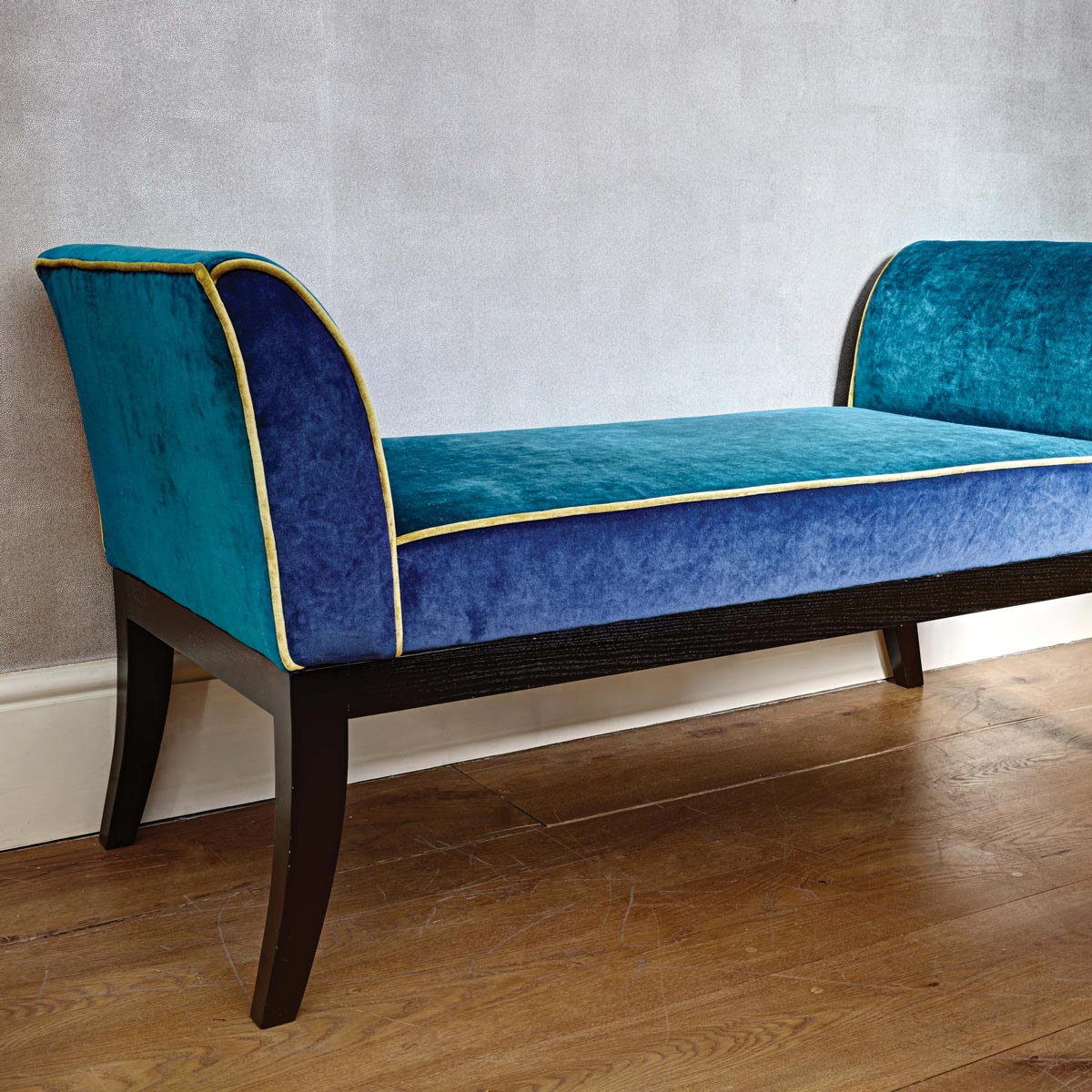 Facade tissu ameublement velours uni pour fauteuil canap rideaux de Osborne & Little vendu par la rime des matieres bon plan tissu
