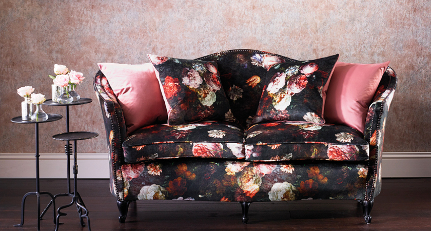 Pellestrina tissu ameublement velours imprimé floral de Osborne & Little pour fauteuil, canapé, rideaux et coussins,  vendu par la rime des matieres bon plan tissu