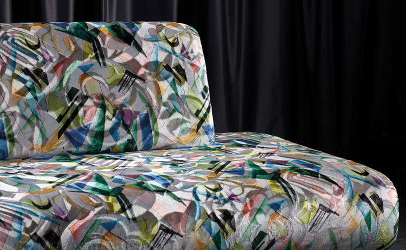 Russolo tissu ameublement imprimé graphique design de Osborne & Little pour fauteuil, canapé, rideaux et coussins,  vendu par la rime des matieres bon plan tissu