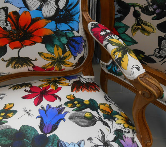 fautteuil tissu lavable tulipan imprimé papillons et fleurs pour fauteuil canapé rideaux mobilier de jardin et bord de pisicne de osborne & little vendu par la rime des matieres