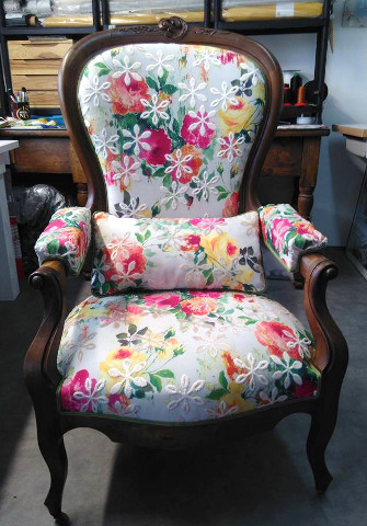 tissu Sunshine omprim broderie florale de casal pour fauteuil Voltaire, chaise et canap vendu par la rime des matieres bon plan tissu