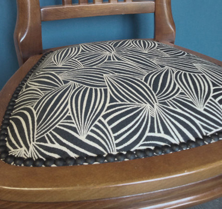 chaise  et tissu lavable Cacao de Thévenon, motif graphique, pour chaise, fauteuil, canapé, rideaux et coussins, vendu par la rime des matieres, bon plan tissu et frais de port offerts. 