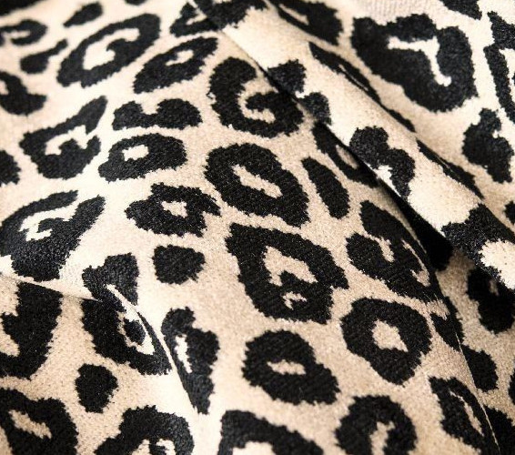 Lopard jacquard tissu d'ameublement lavable, motif peau de lopard, de Thvenon, pour chaise, fauteuil, canap, tte de lit  et coussins, vendu par la rime des matieres, bon plan tissu et frais de port offerts. 
