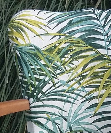 fauteuil bridge et tissu Palm Springs de Thvenon, motif feuilles de palmier, grande largeur 280 cm, lavable, pour chaise, fauteuil, canap, rideaux et coussins, vendu par la rime des matieres, bon plan tissu et frais de port offerts. 